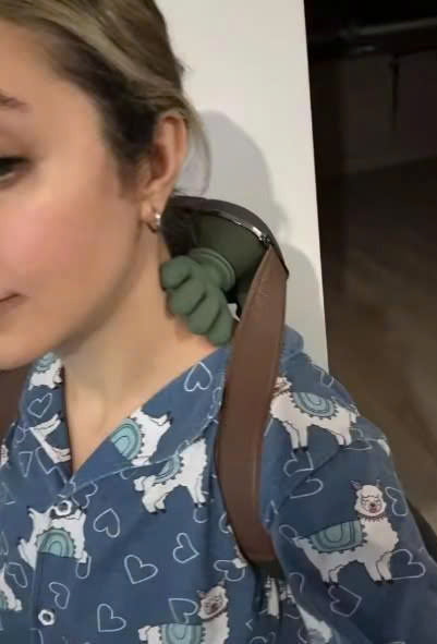 Cliente Aline S. usando o Massageador Hand Pro